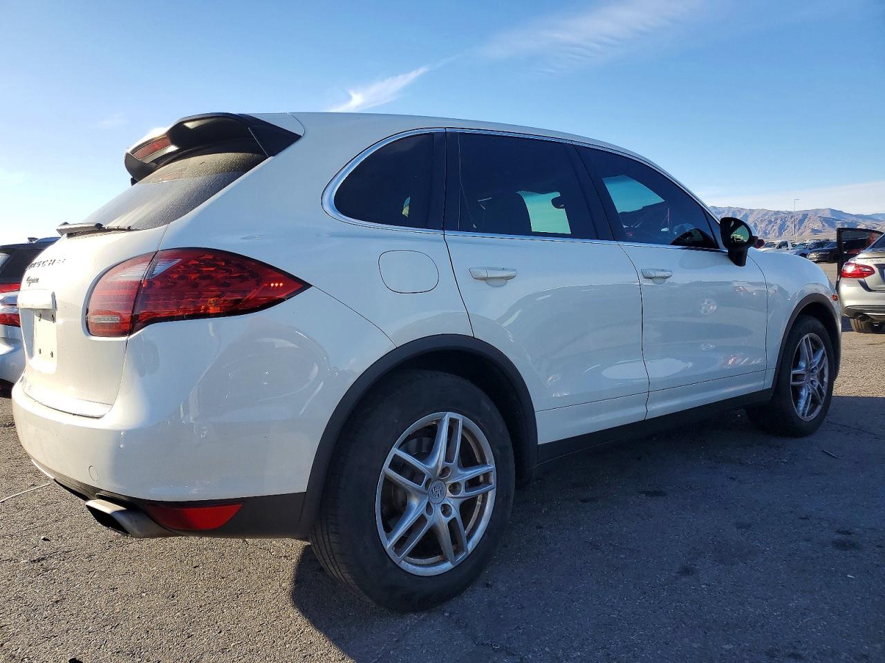 2011 PORSCHE CAYENNE photo 3