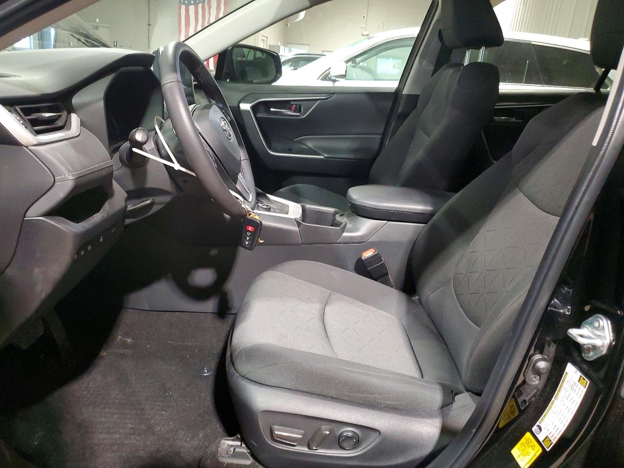 2024 TOYOTA RAV4 XLE photo 7