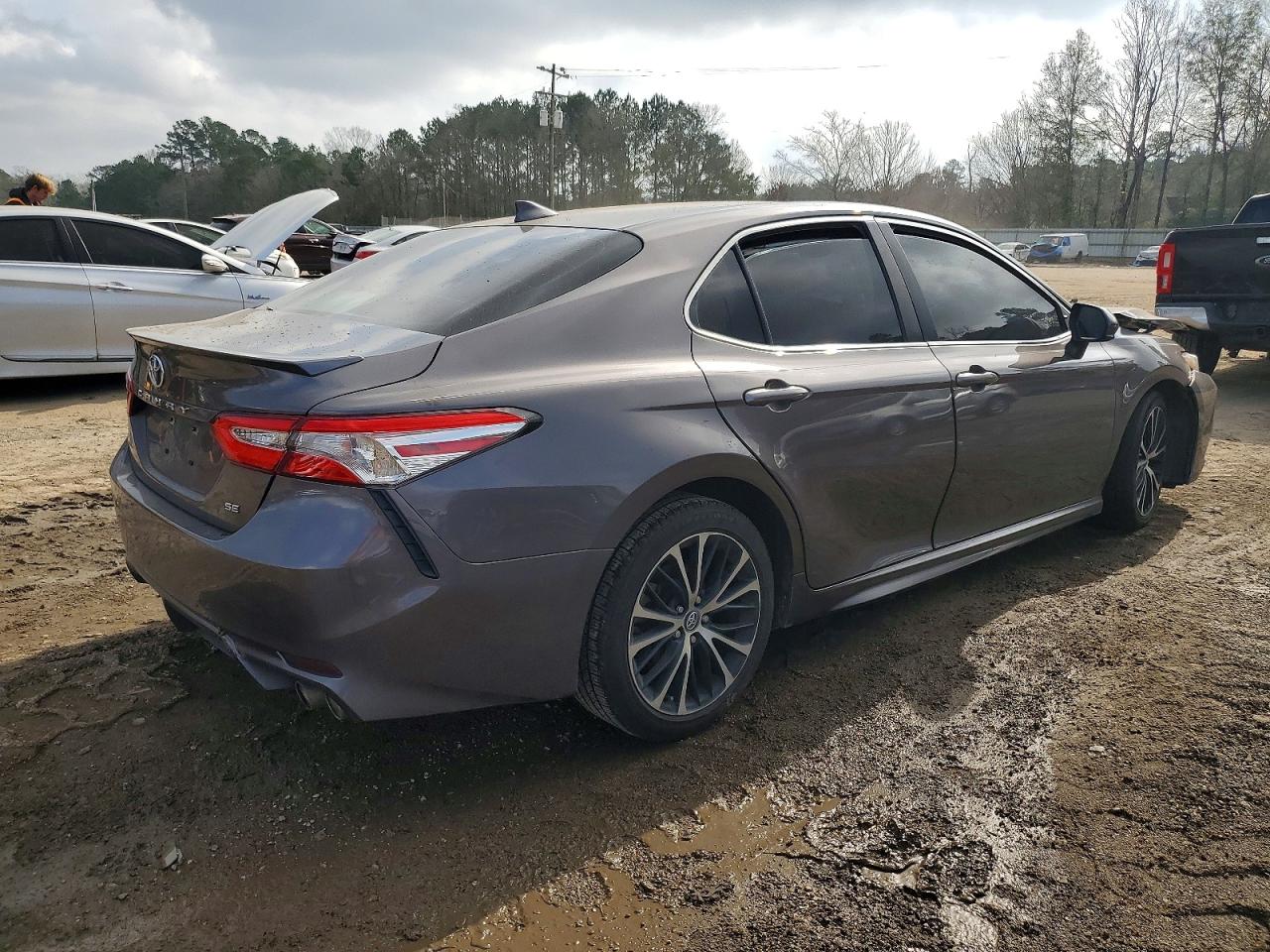 2020 TOYOTA CAMRY SE photo 3