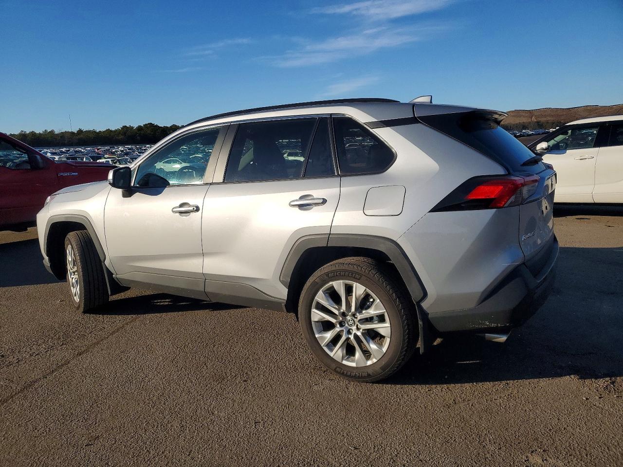 2025 TOYOTA RAV4 XLE PREMIUM photo 2