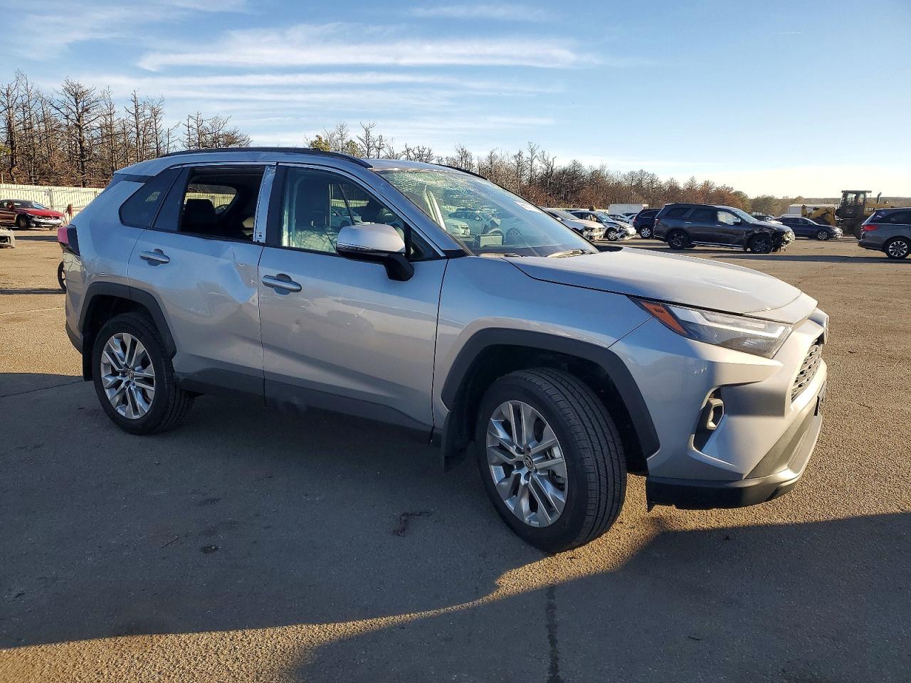 2025 TOYOTA RAV4 XLE PREMIUM photo 4