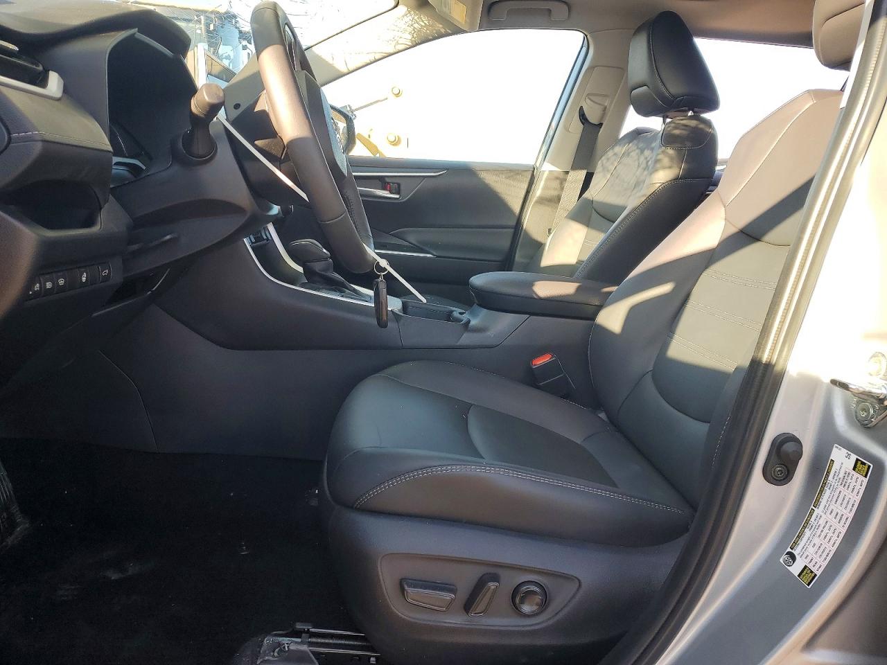 2025 TOYOTA RAV4 XLE PREMIUM photo 7