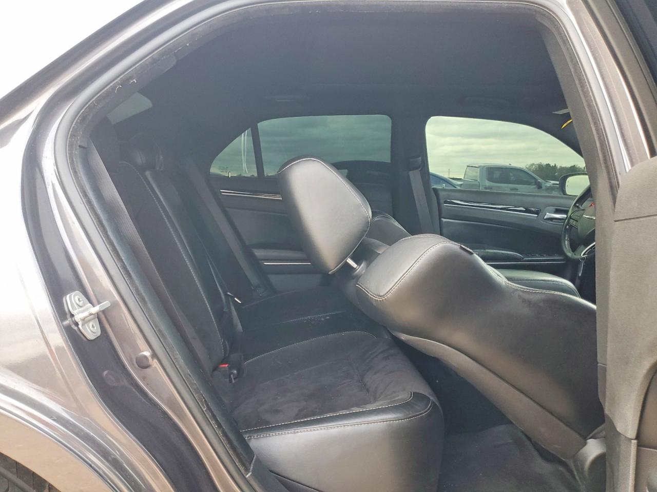 2019 CHRYSLER 300 S photo 10