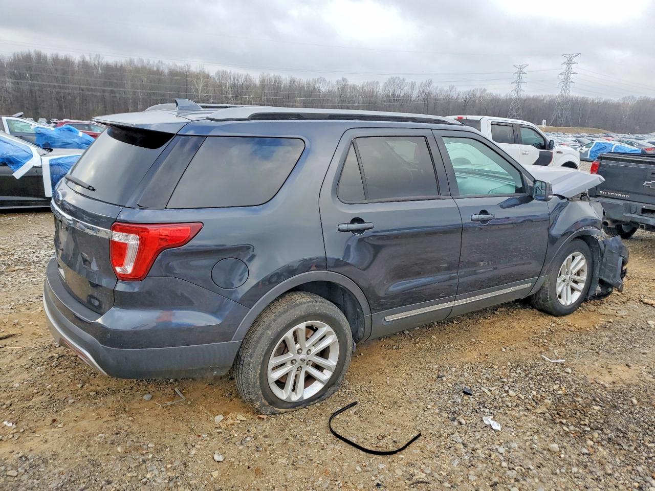 2017 FORD EXPLORER XLT photo 3