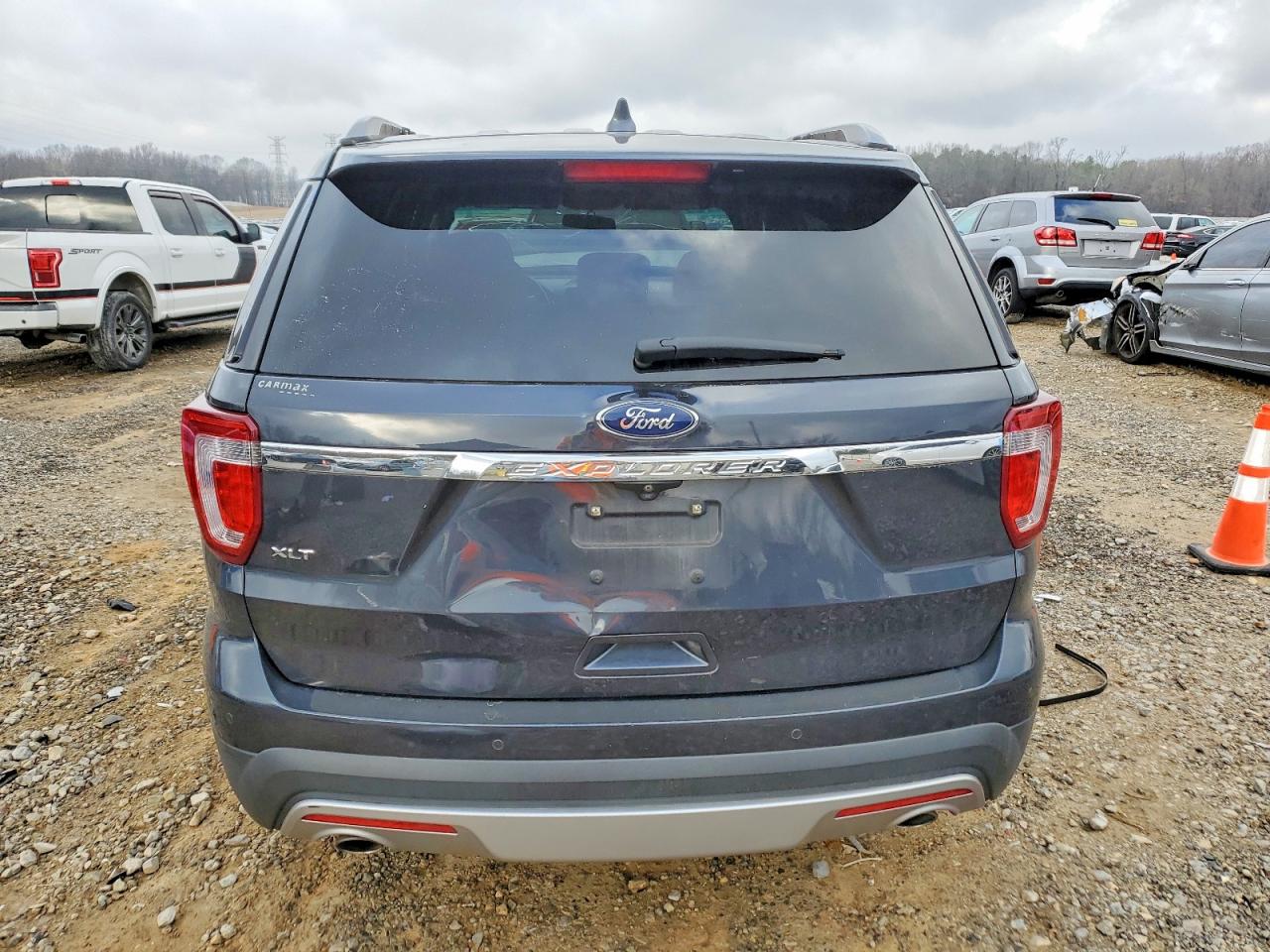 2017 FORD EXPLORER XLT photo 6