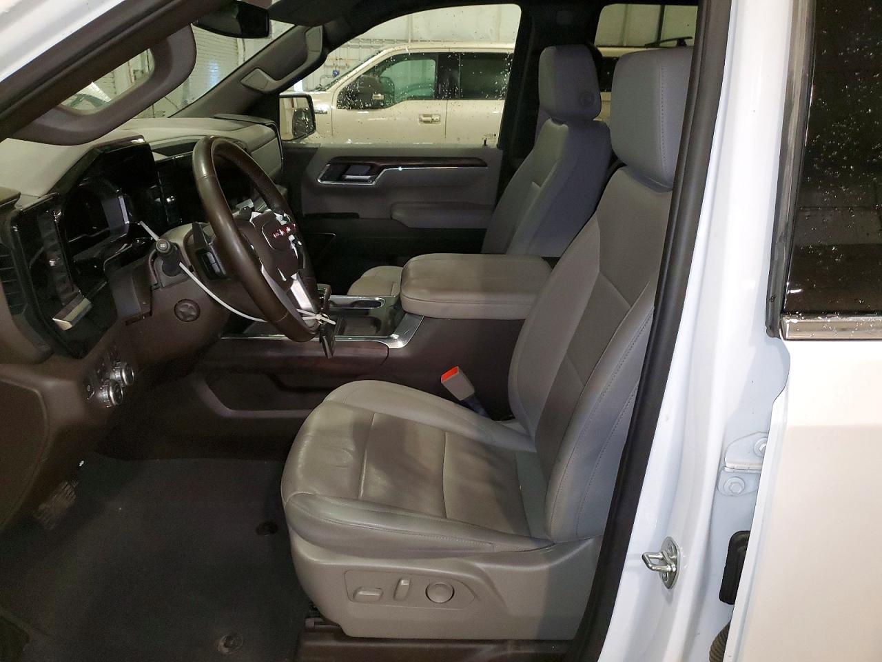 2025 GMC SIERRA K1500 SLT photo 7