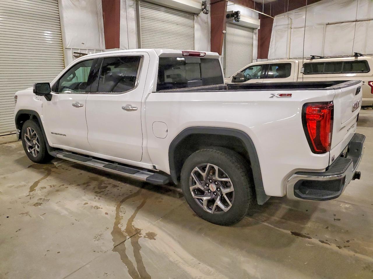 2025 GMC SIERRA K1500 SLT photo 2