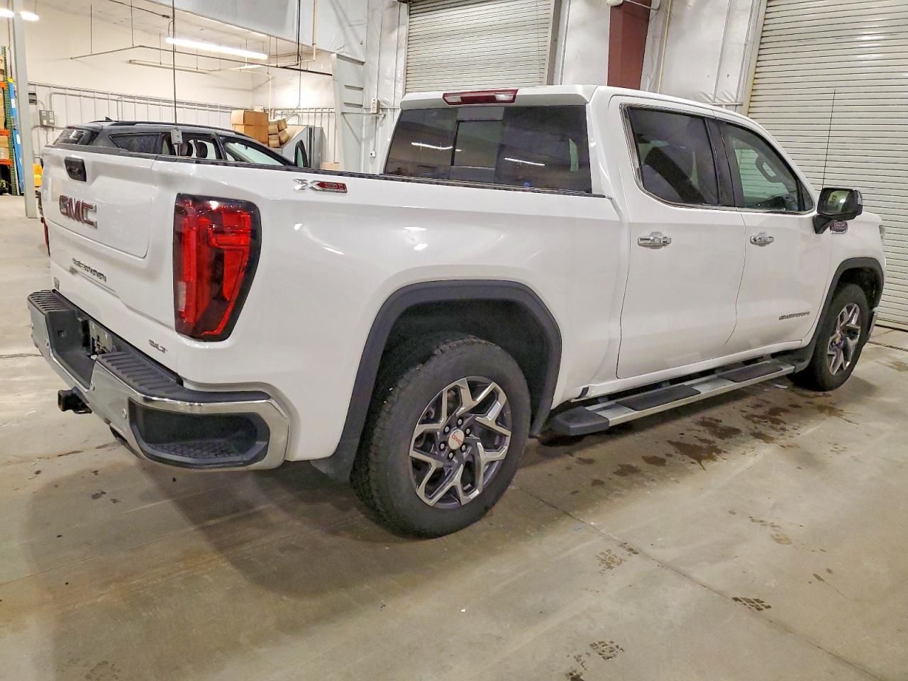 2025 GMC SIERRA K1500 SLT photo 3