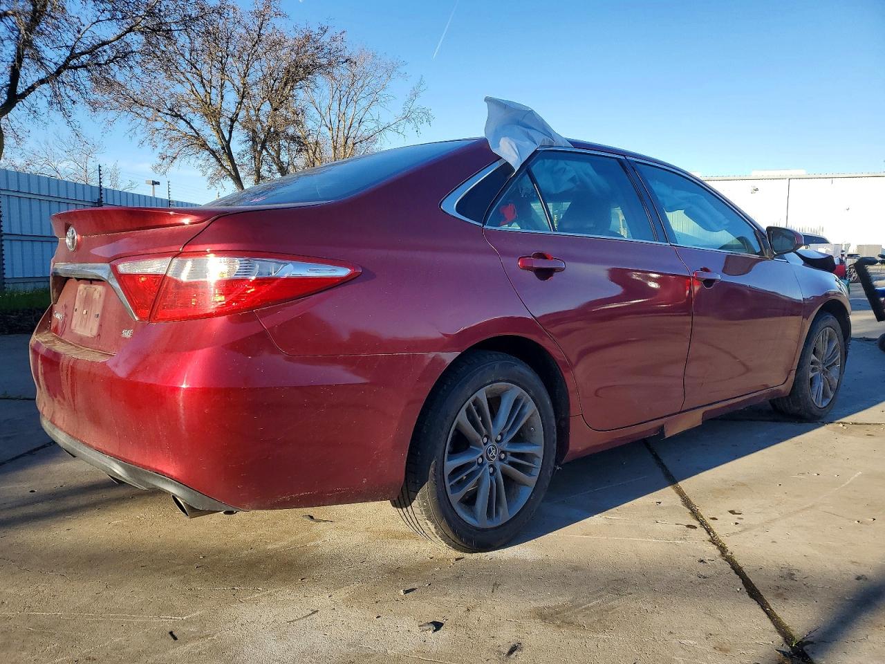 2015 TOYOTA CAMRY LE photo 3
