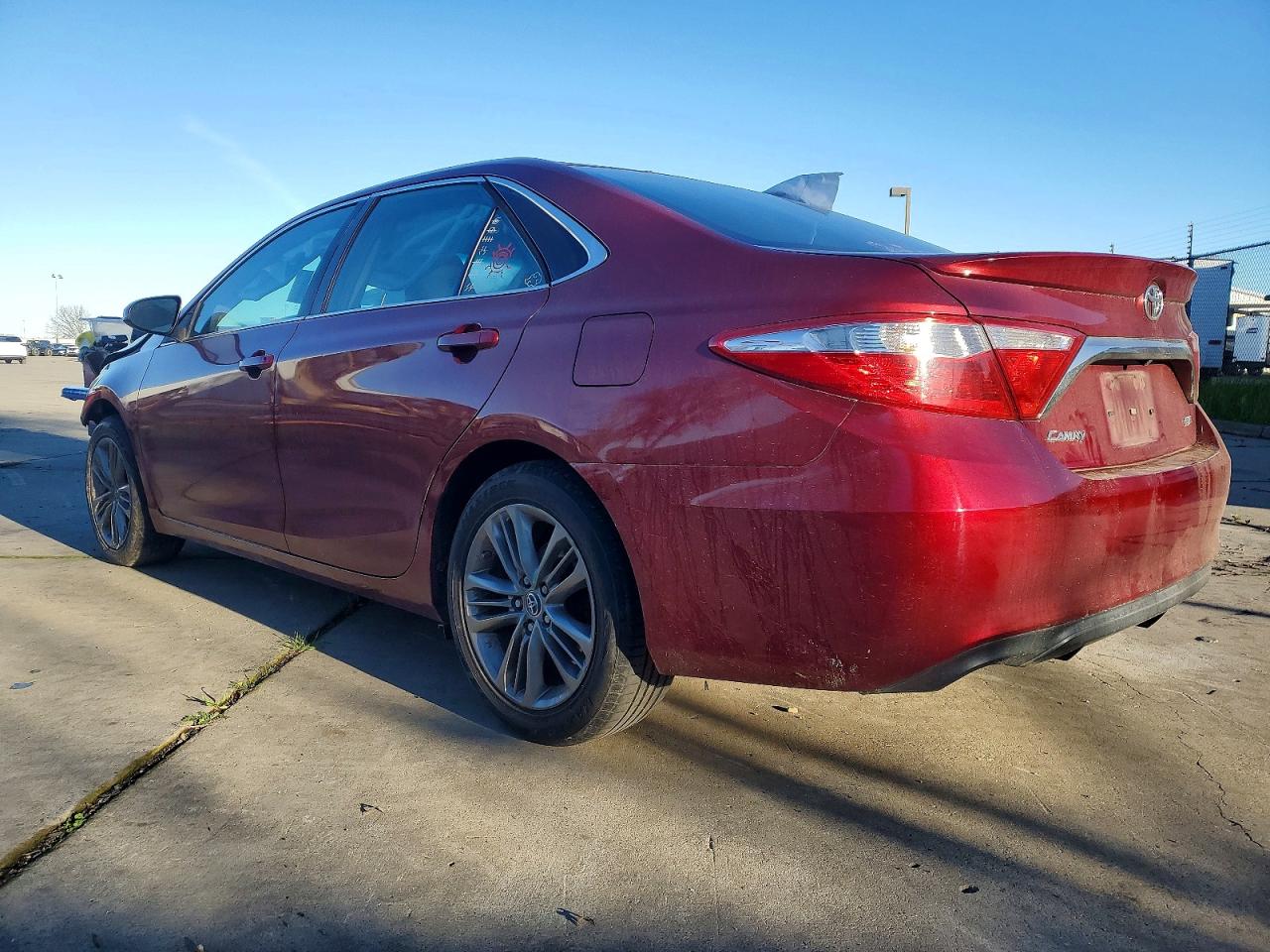 2015 TOYOTA CAMRY LE photo 2