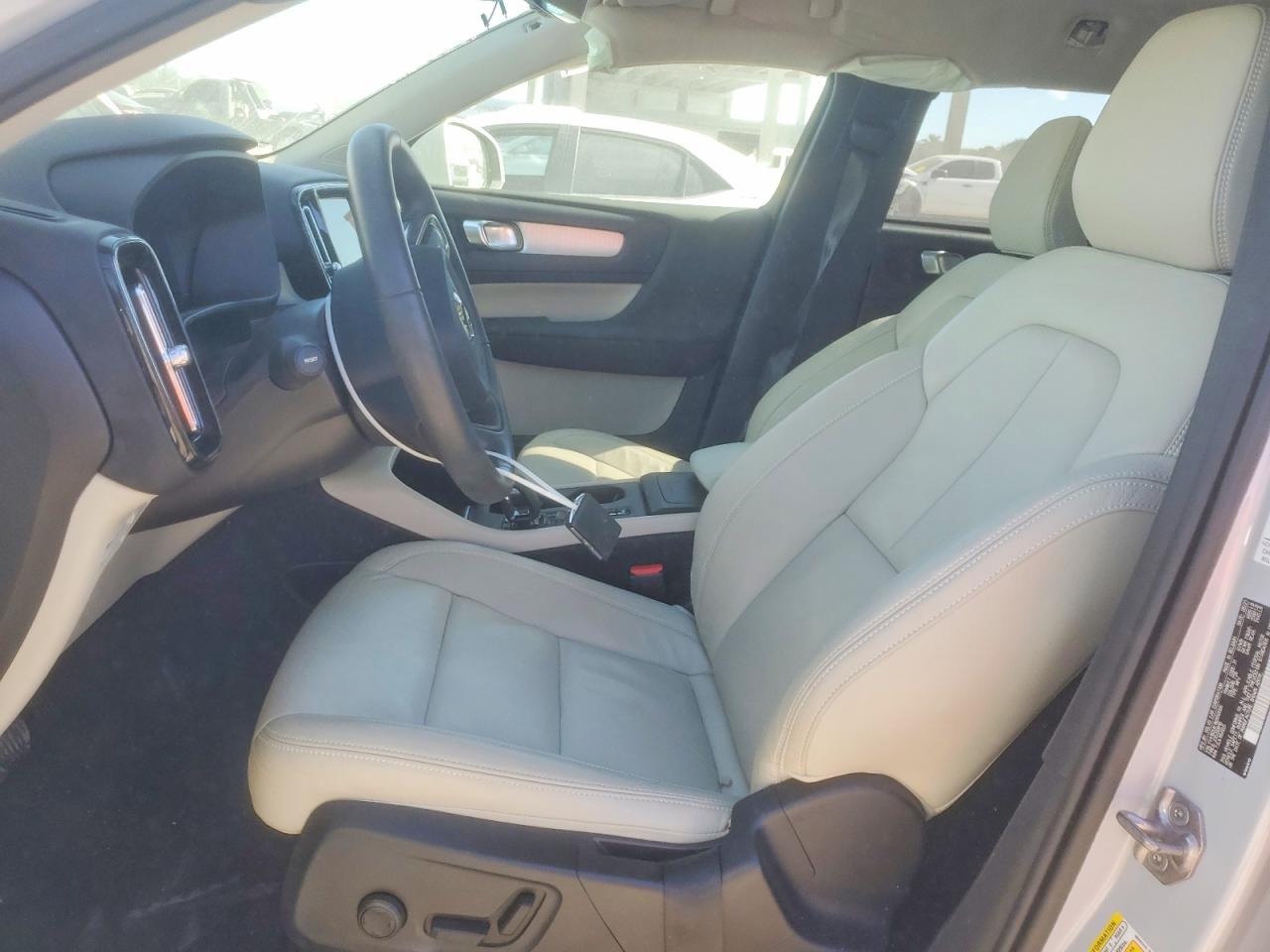 2022 VOLVO XC40 T5 MOMENTUM photo 7