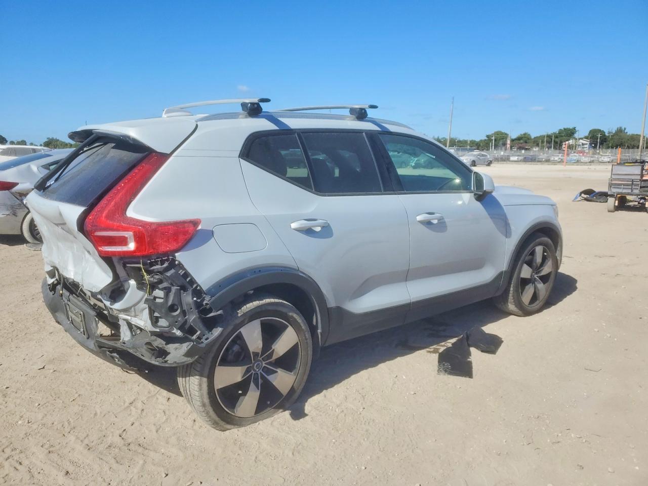 2022 VOLVO XC40 T5 MOMENTUM photo 3