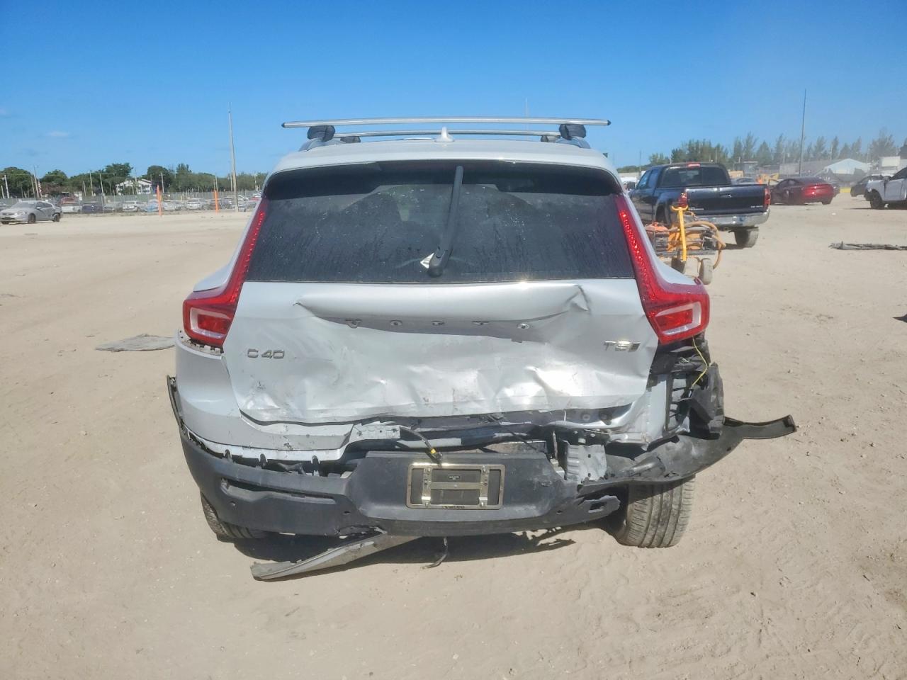2022 VOLVO XC40 T5 MOMENTUM photo 6