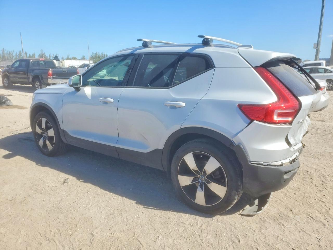 2022 VOLVO XC40 T5 MOMENTUM photo 2