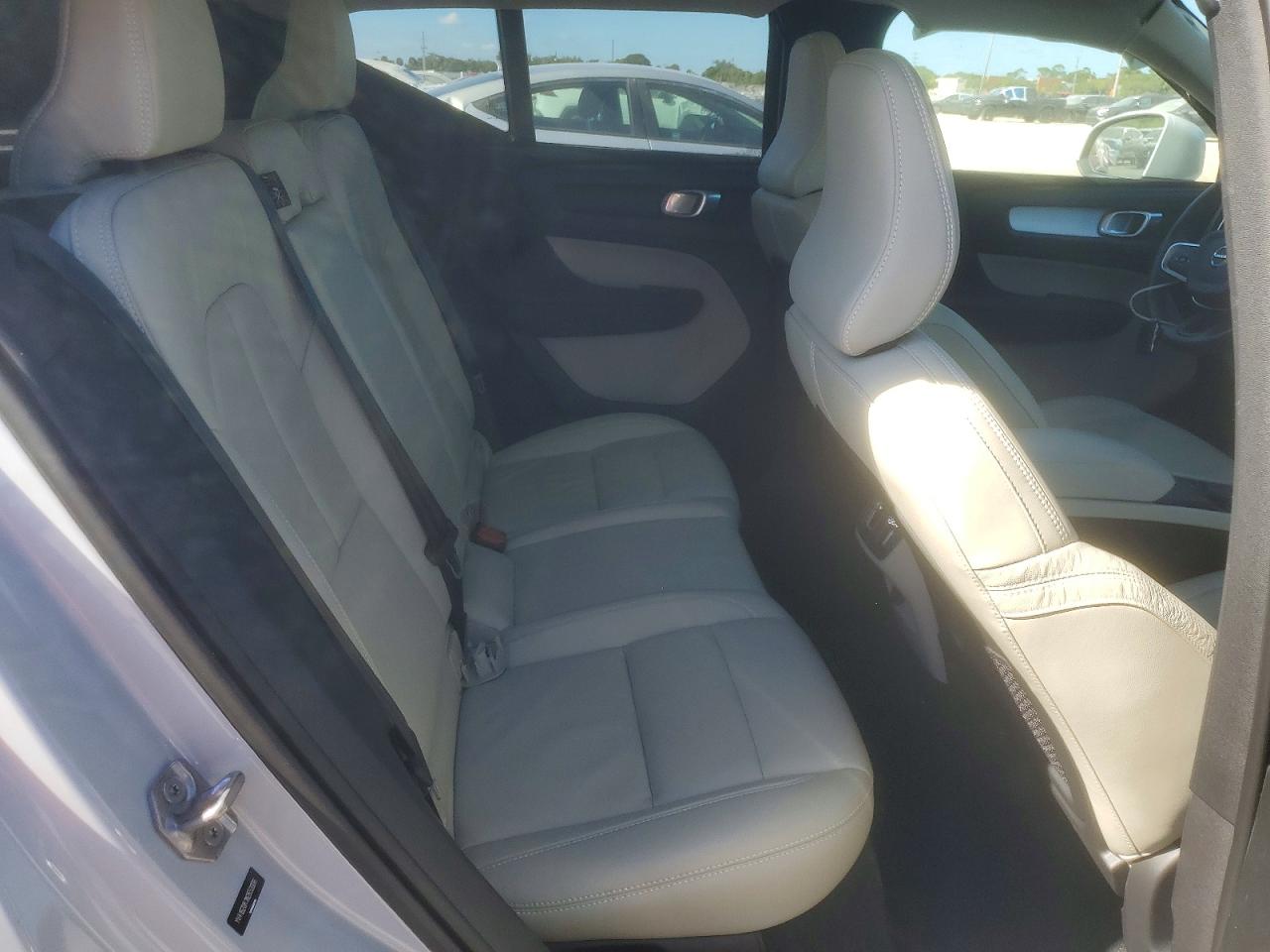 2022 VOLVO XC40 T5 MOMENTUM photo 10