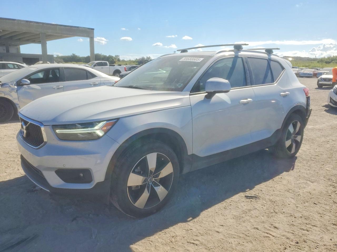 2022 VOLVO XC40