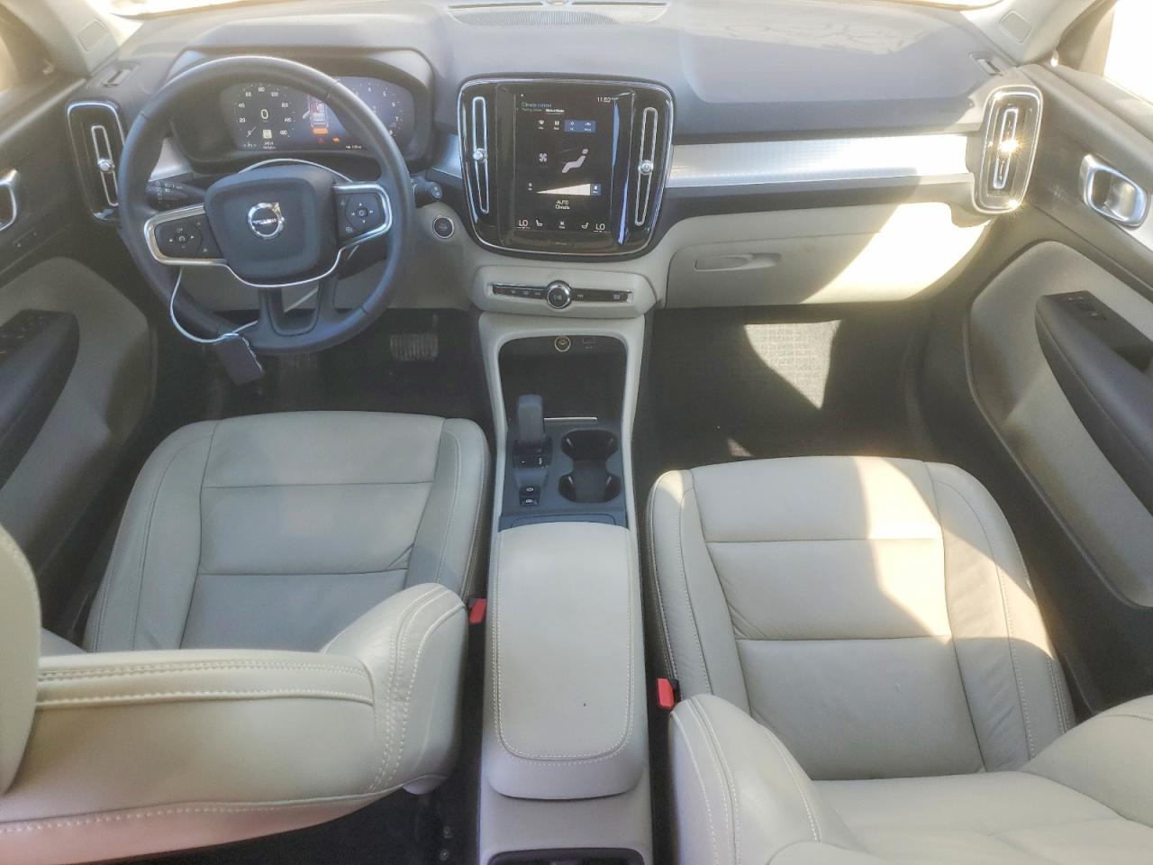 2022 VOLVO XC40 T5 MOMENTUM photo 8