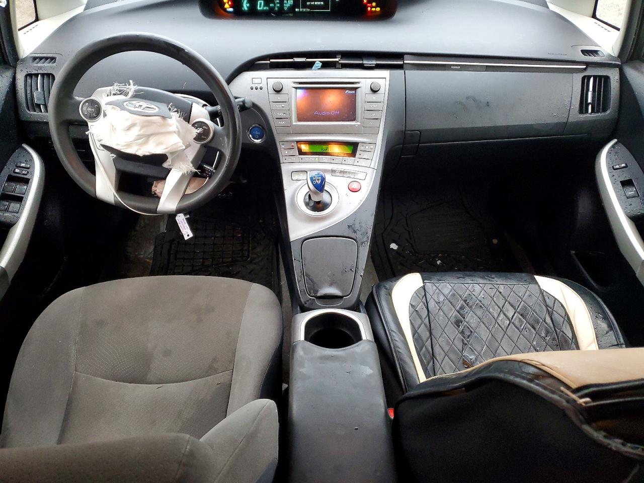 2015 TOYOTA PRIUS photo 8