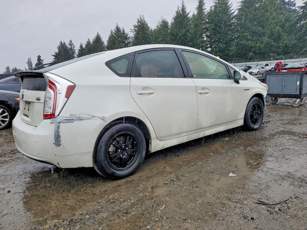 2015 TOYOTA PRIUS photo 3