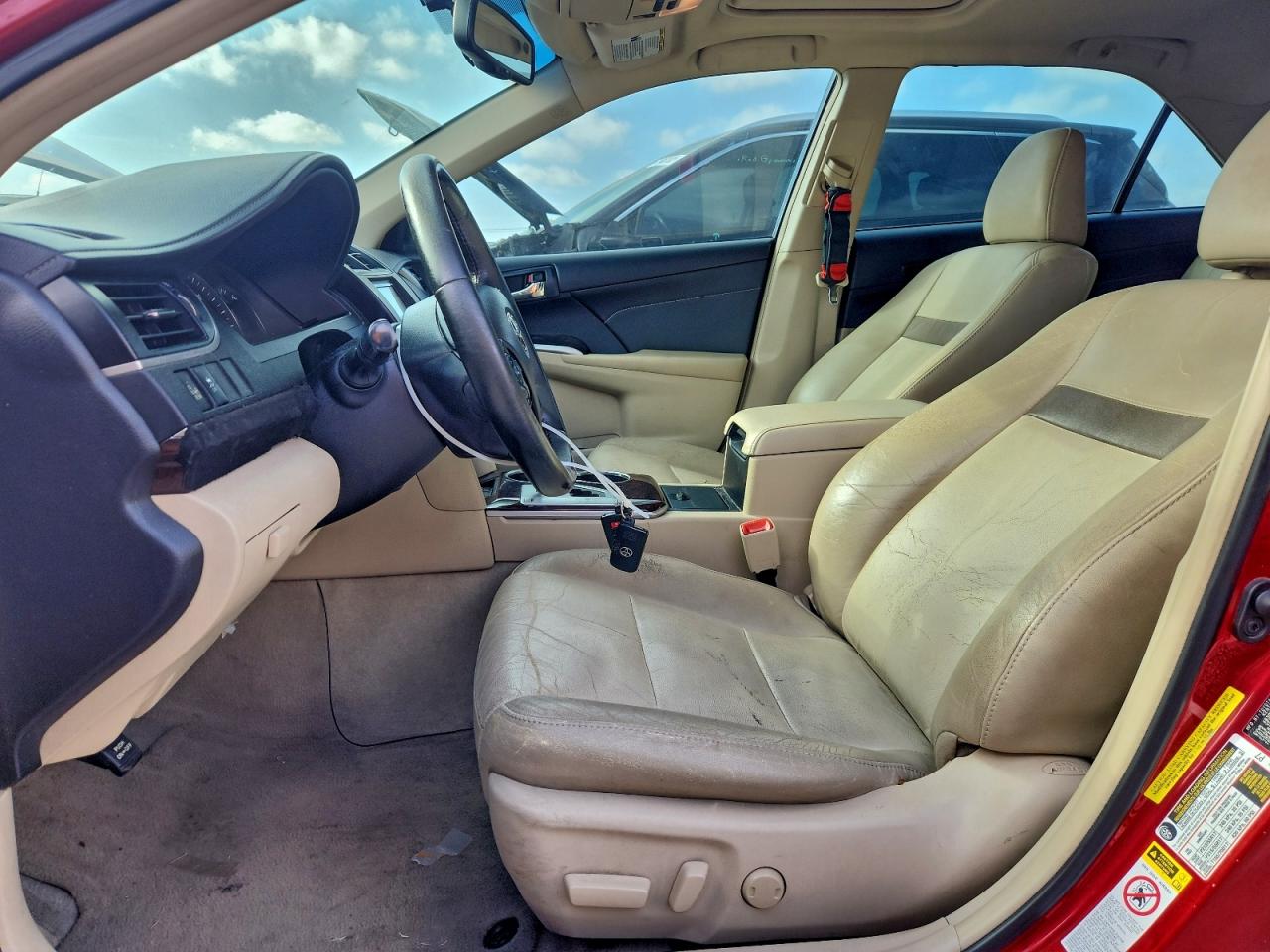 2014 TOYOTA CAMRY SE photo 13