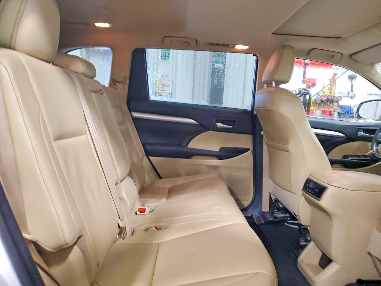 2016 TOYOTA HIGHLANDER XLE photo 11