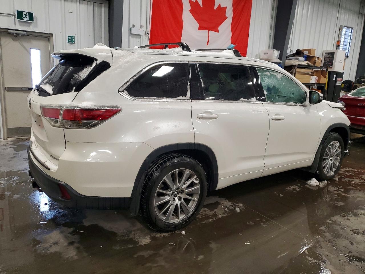 2016 TOYOTA HIGHLANDER XLE photo 3