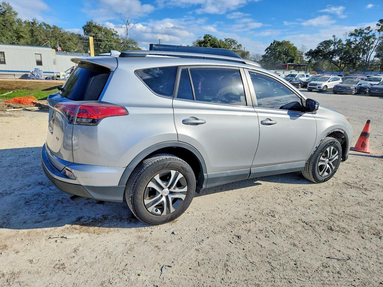 2018 TOYOTA RAV4 LE photo 3