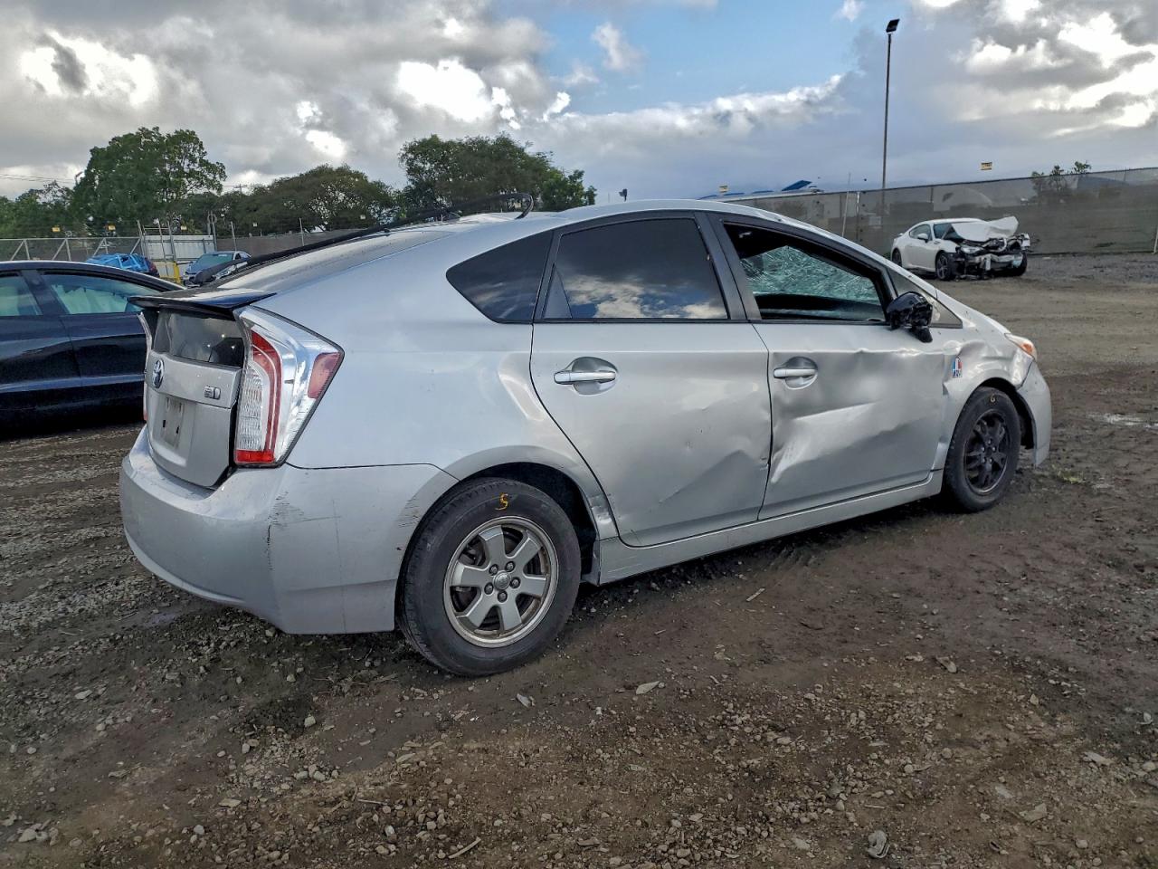 2015 TOYOTA PRIUS photo 3