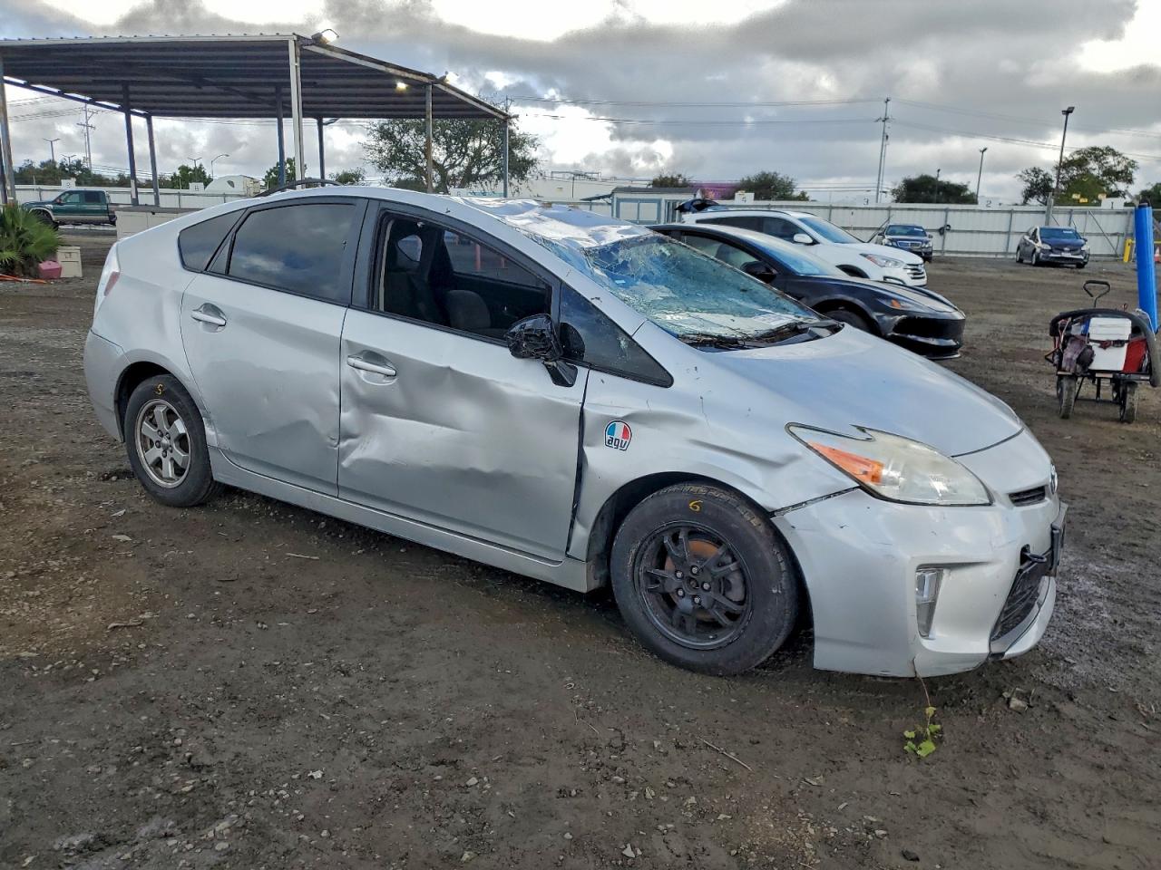 2015 TOYOTA PRIUS photo 4