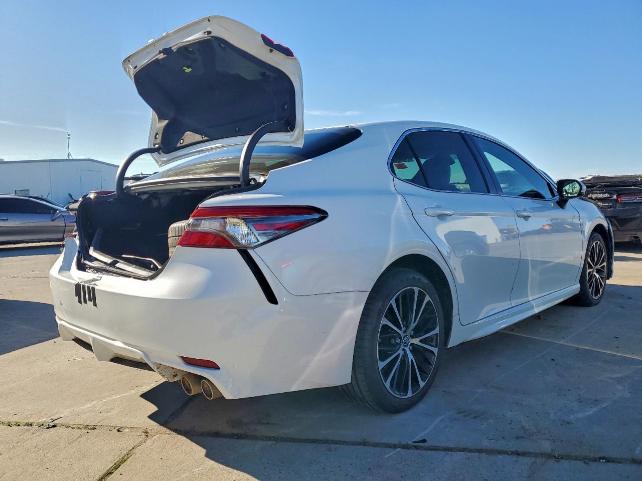 2018 TOYOTA CAMRY L photo 3