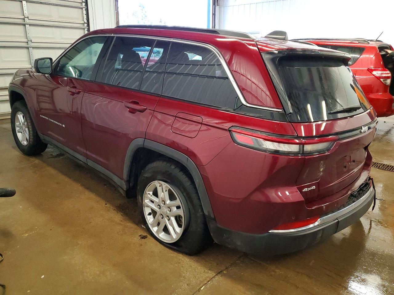 2024 JEEP GRAND CHEROKEE LAREDO photo 2