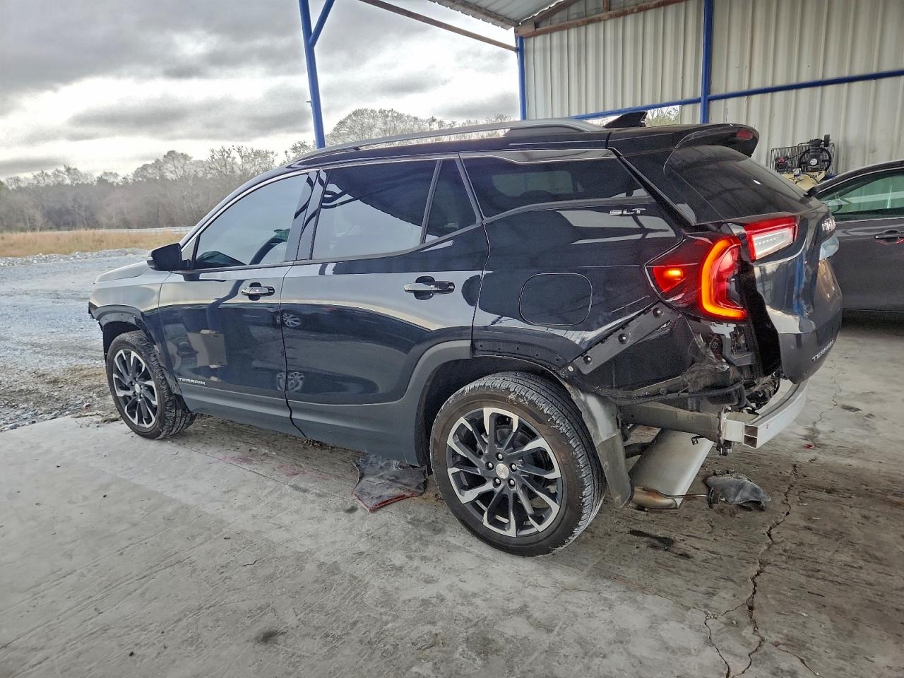 2024 GMC TERRAIN SLT photo 3