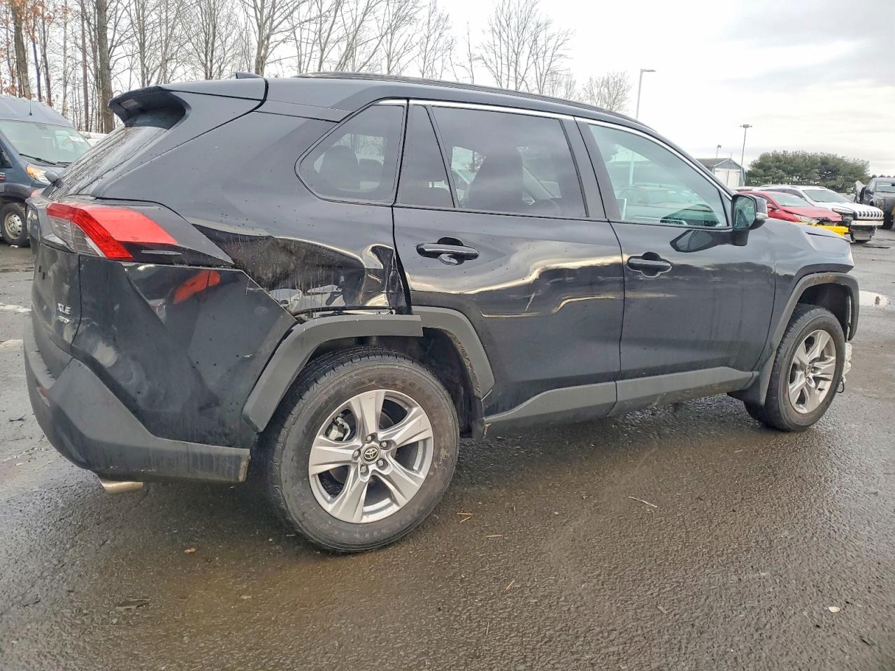 2025 TOYOTA RAV4 XLE photo 3