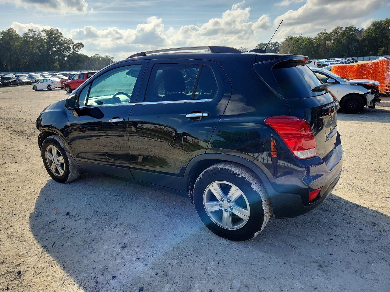 2019 CHEVROLET TRAX 1LT photo 2