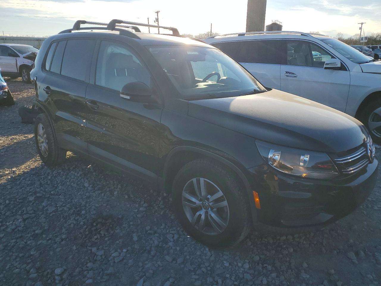 2017 VOLKSWAGEN TIGUAN S photo 4