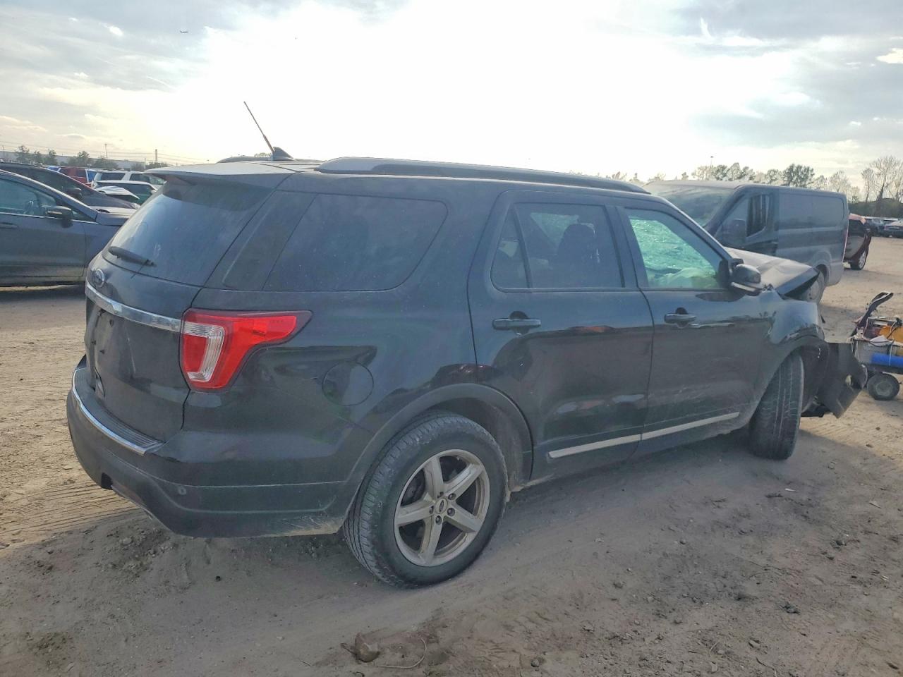 2018 FORD EXPLORER XLT photo 3