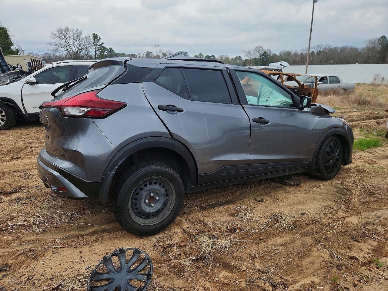 2022 NISSAN KICKS S photo 3