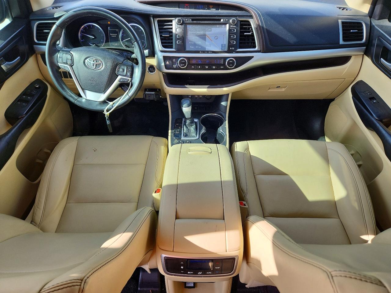 2019 TOYOTA HIGHLANDER SE photo 8