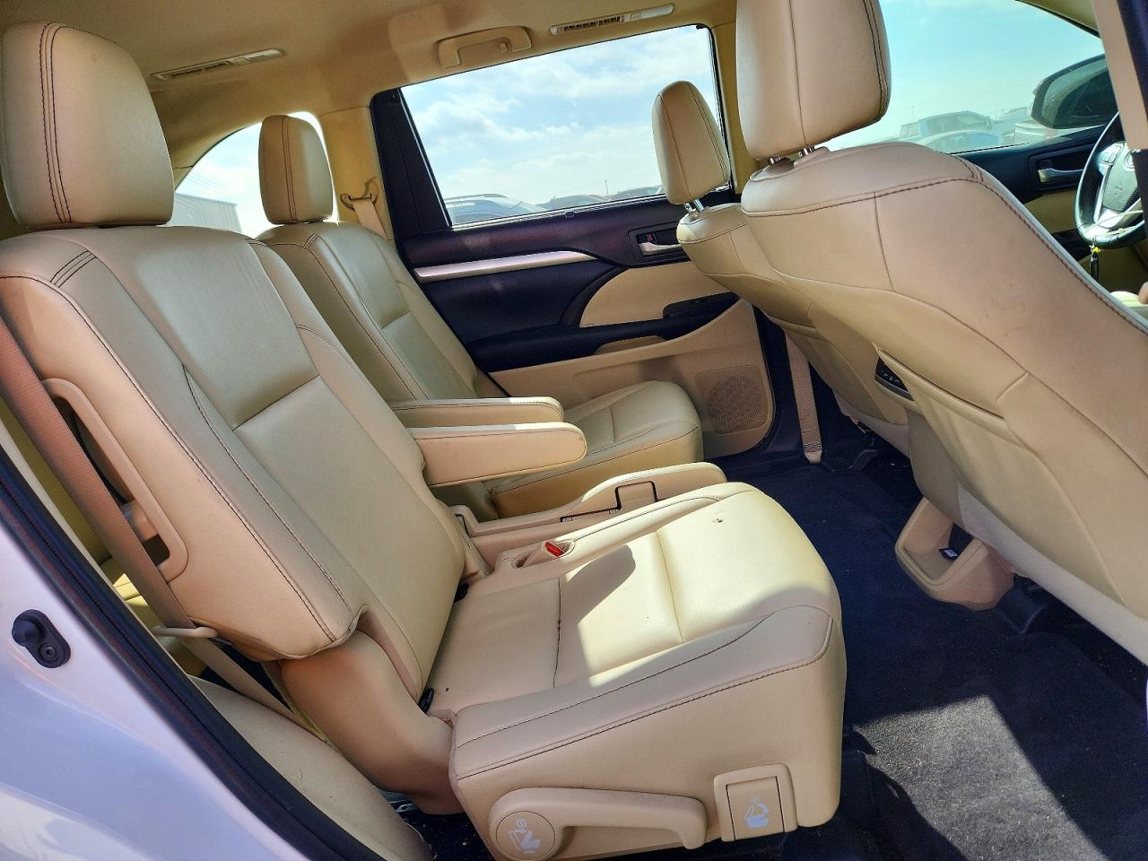 2019 TOYOTA HIGHLANDER SE photo 11