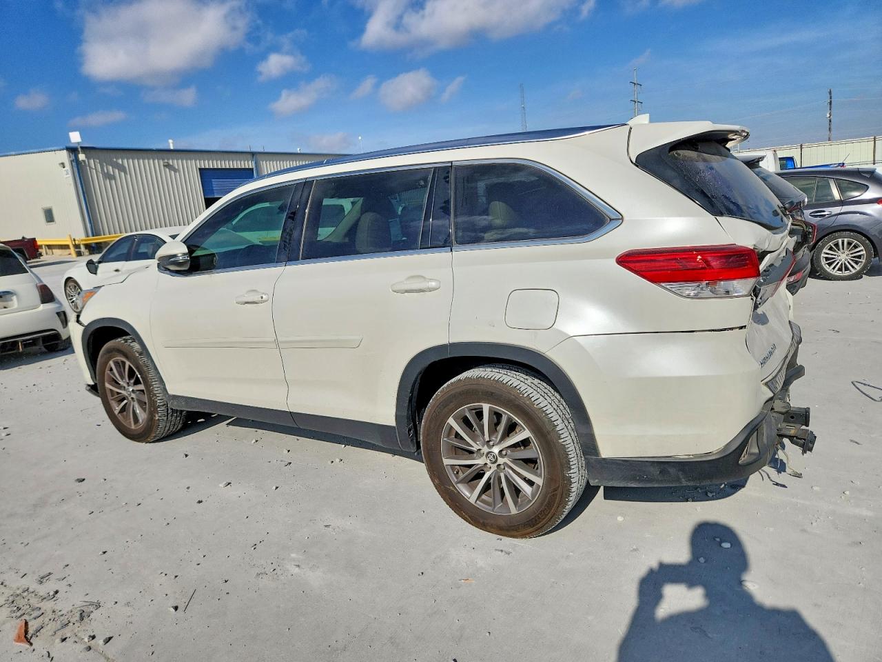 2019 TOYOTA HIGHLANDER SE photo 2