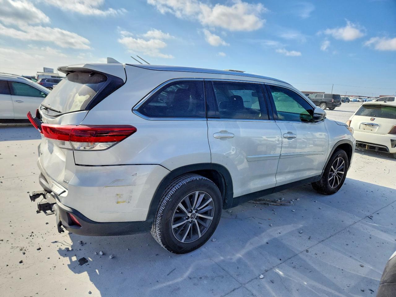 2019 TOYOTA HIGHLANDER SE photo 3