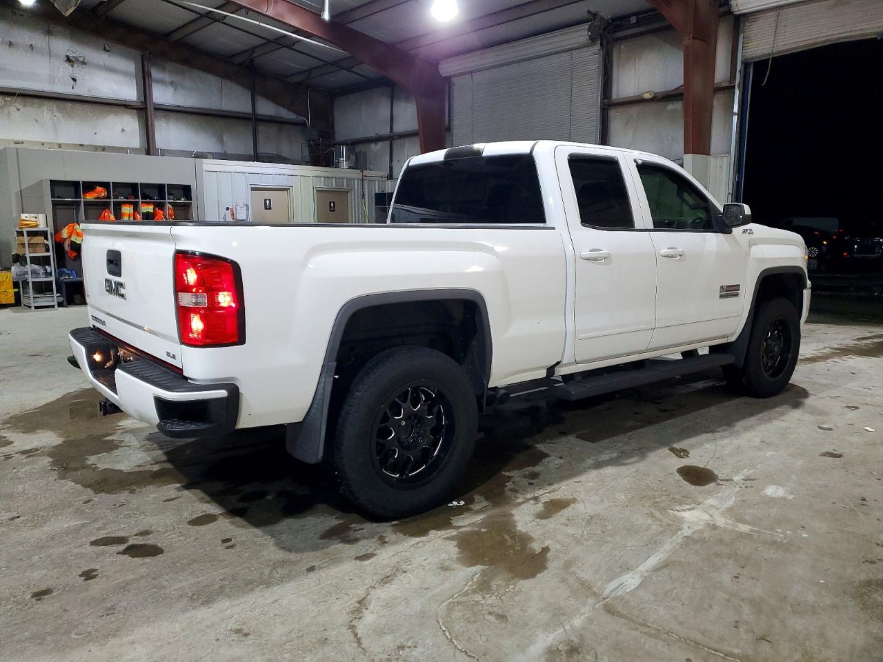 2017 GMC SIERRA K1500 SLE photo 3