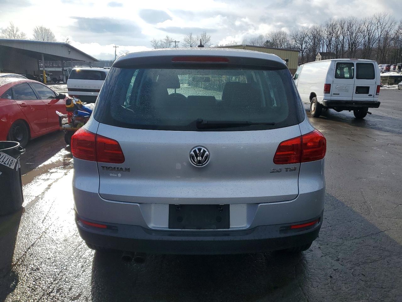 2012 VOLKSWAGEN TIGUAN S photo 6