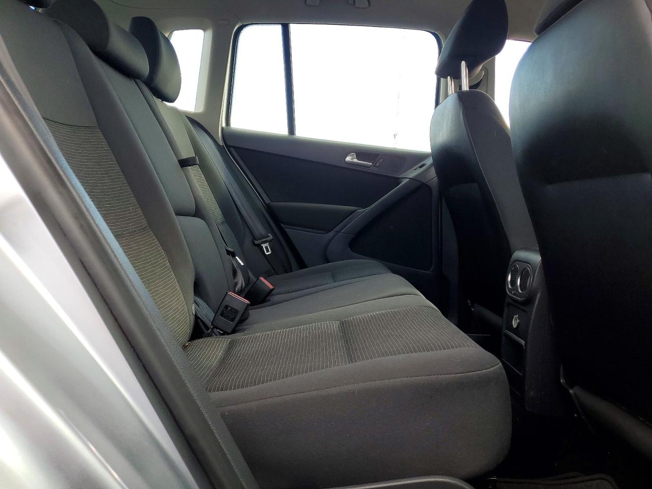 2012 VOLKSWAGEN TIGUAN S photo 11