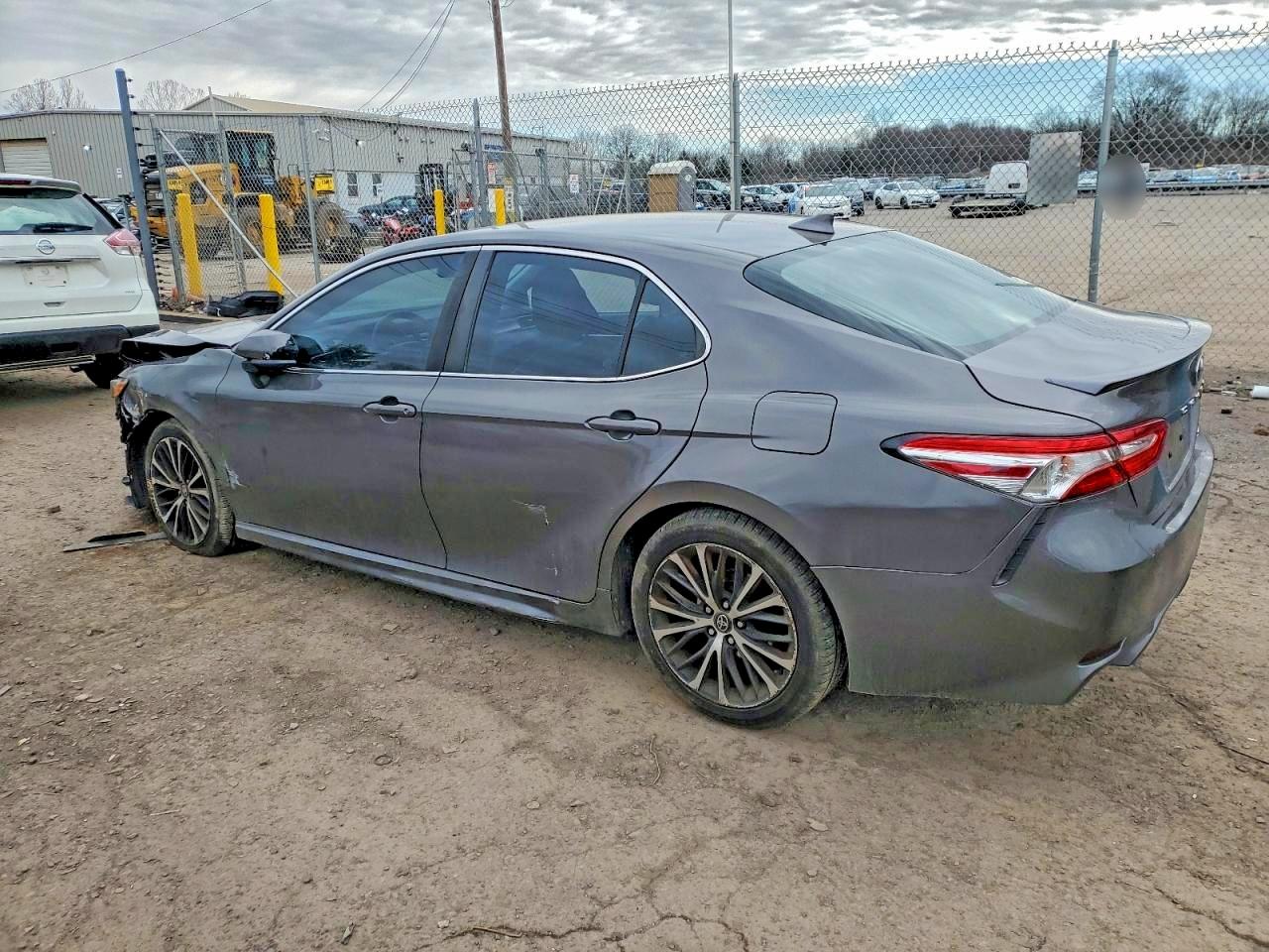2020 TOYOTA CAMRY SE photo 2