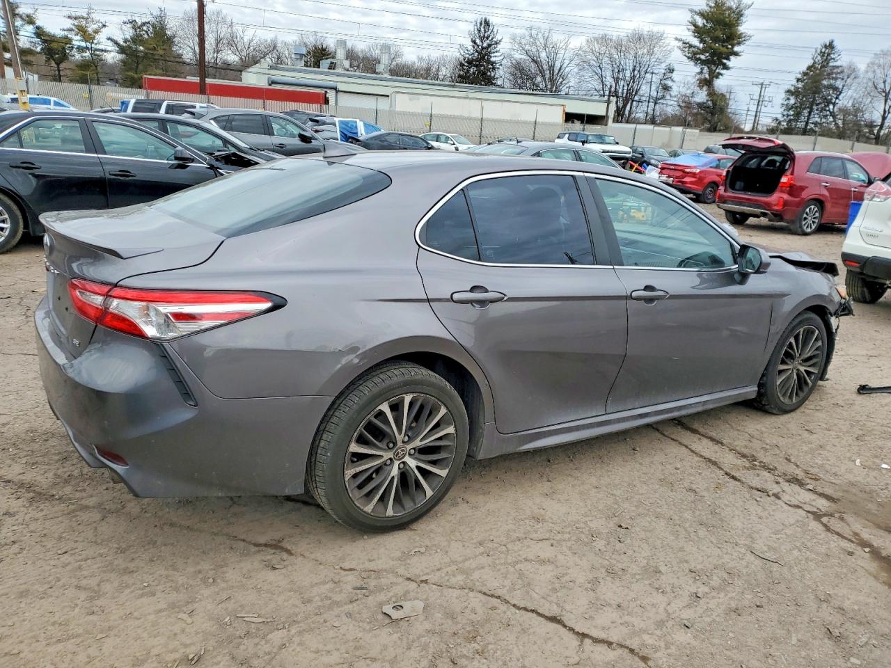 2020 TOYOTA CAMRY SE photo 3