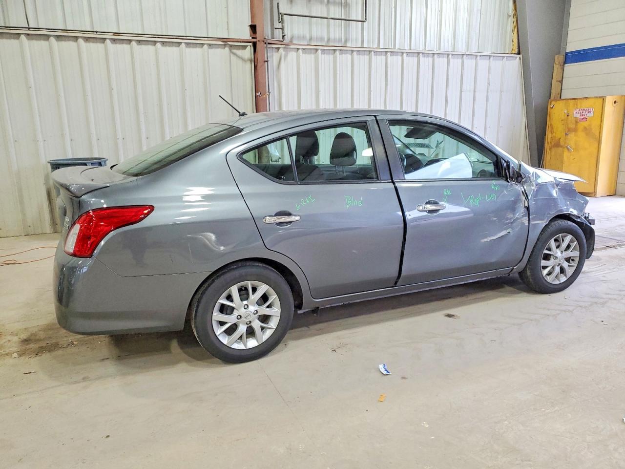 2018 NISSAN VERSA S photo 3