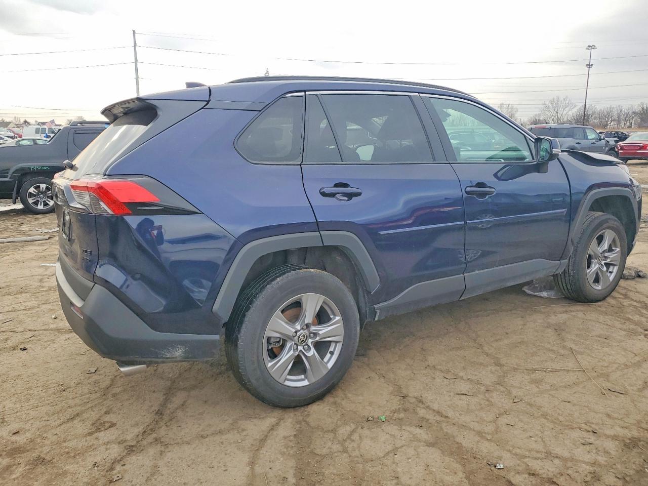 2022 TOYOTA RAV4 XLE photo 3