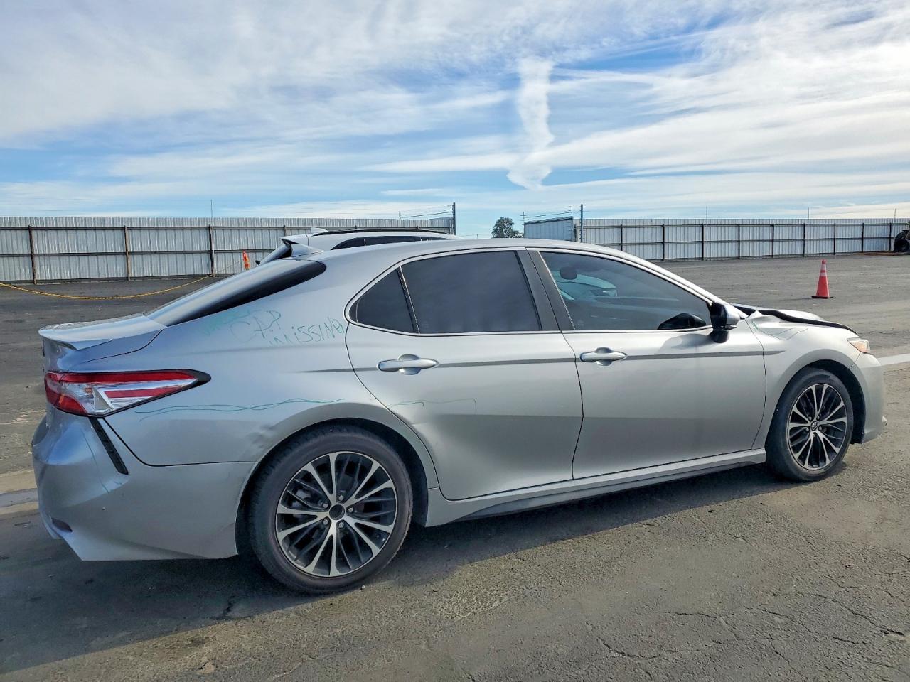 2020 TOYOTA CAMRY SE photo 3