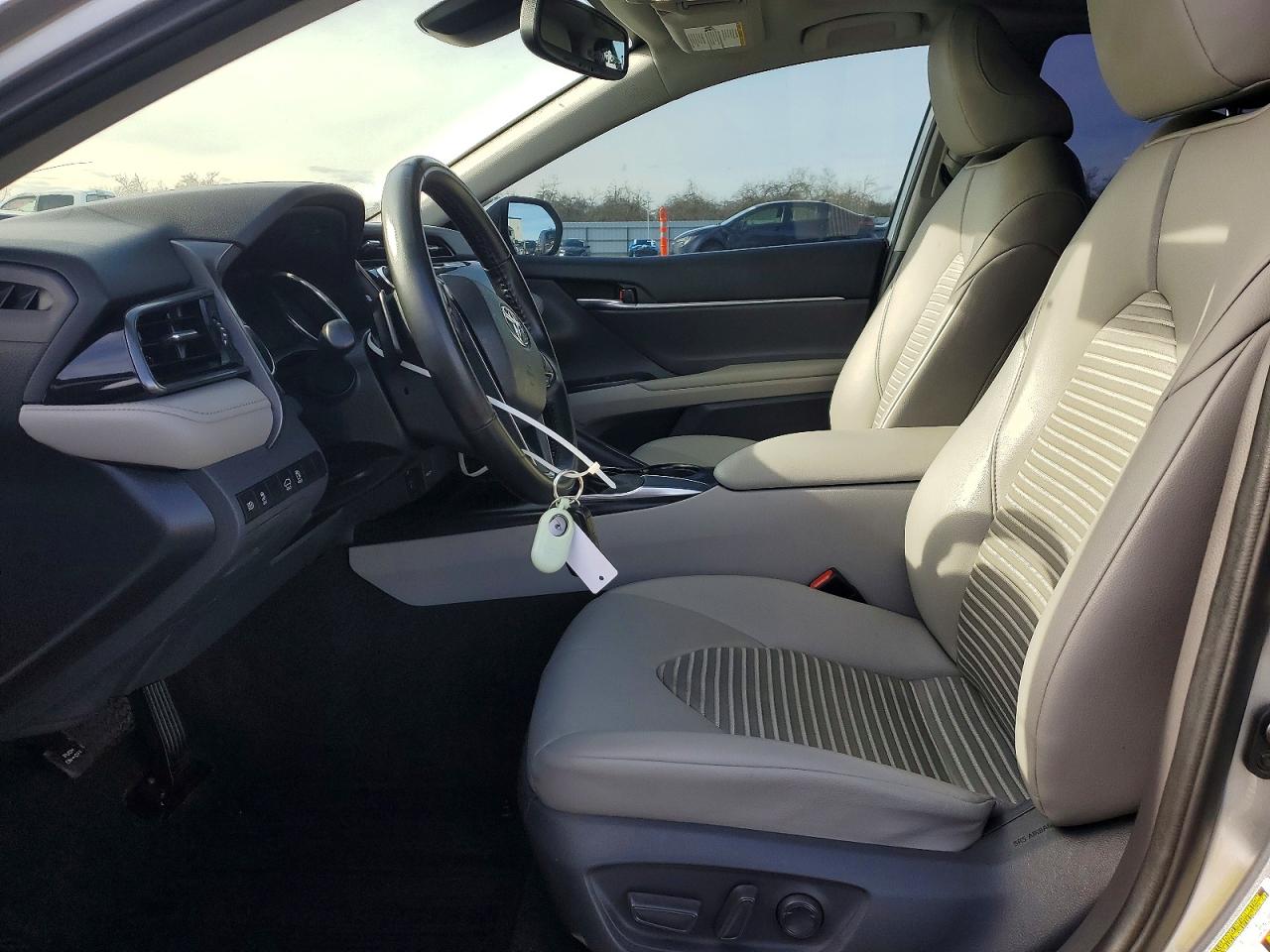 2020 TOYOTA CAMRY SE photo 7